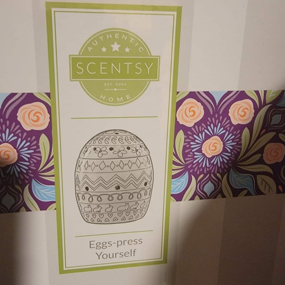 Eggs-press Yourself Scentsy Warmer (NIB)